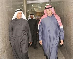 وزير الاعلام الشيخ سلمان الحمود مع الامين العام للمجلس الوطني م علي اليوحة اثناء زيارته للامانة العامة للمجلس