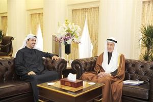 الرئيس علي الراشد خلال استقباله عبدالعزيز العدساني﻿