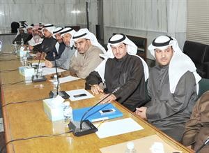 عدد من مسؤولي البلدية المشاركين في الاجتماع