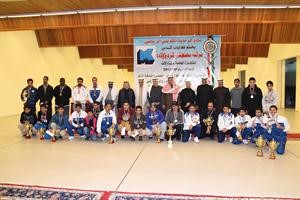 الشيخ سلمان الحمود يتوسط الفائزين وكبار الحضور
