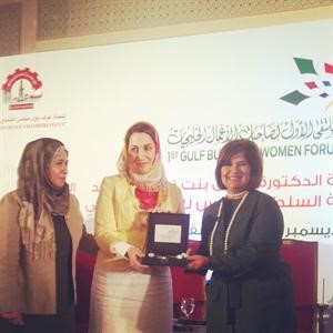 العنجري خلال تكريمها من سمو الاميرة دمنى بنت فهد بن محمود ال سعيد