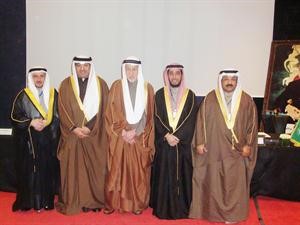 عبدالعزيز العدساني وفيصل الانصاري مع الوفد المشارك في الاجتماع﻿
