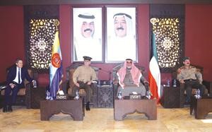 الشيخ احمد الخالد خلال لقائه الفريق اول جيمس ماتيس﻿