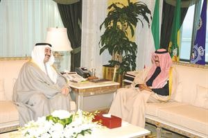 سمو ولي العهد الشيخ نواف الاحمد مستقبلا النائب الاول لرئيس مجلس الوزراء ووزير الداخلية الشيخ احمد الحمود﻿