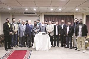 درشيد الحمد وابراهيم الصالح مع المتدربين الكويتيين﻿