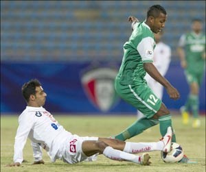 لاعب العربي مرزوق زكي يمر من مدافع الكويت	الازرقكوم