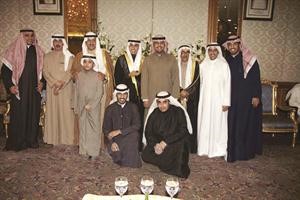 المعرس متوسطا الاهل في لقطة تذكارية﻿