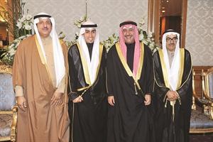 الشيخ فهد الجابر يبارك للمعرس ووالده حمد الربيعة ووالد العروس عبدالمحسن الصبيح﻿