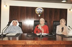 منى الدعاس مع الحضور في اللقاء قاسم باشا
