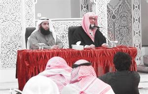 دال سلمان اثناء المحاضرة﻿