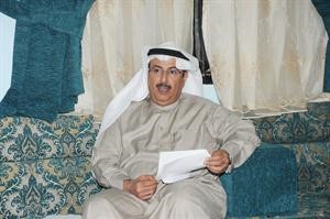 راكان بن حثلين متحدثا للصحافيين خلال افتتاح ديوانه في الرقة﻿