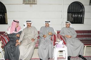 راكان بن حثلين متوسطا بعض الحضور	انور الكندري﻿