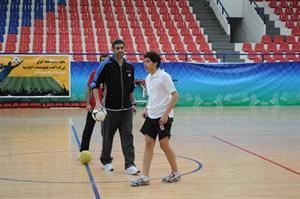 الحكم عايد الفضلي يتحدث لاحد اللاعبين انور الكندري
