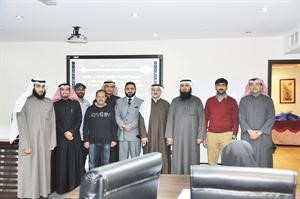العجمي وسلامين يتوسطان مجموعة من مهندسي الهيئة﻿