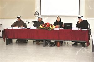 داماني بورسلي متحدثة خلال ندوة جمعية المحاسبين والمراجعين سعود سالم