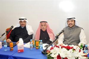 عامر التميمي متوسطا داود معرفي وعادل الوقيان متين غوزال
