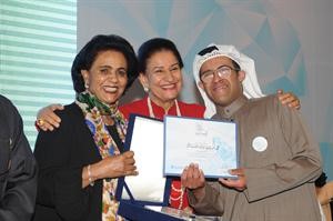 الشيخة شيخة العبدالله والشيخة فريحة الاحمد تكرمان احد المعاقين