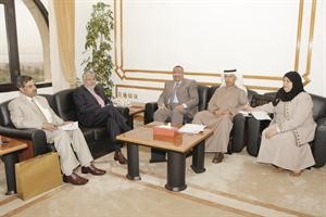 دخالد السهلاوي خلال استقباله السفير الهندي ساتيش ميهتا بحضور لطيفة المنصور

