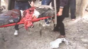 صورة عن فيديو لمسعفين ينتشلون احد ضحايا القصف على المستشفى الميداني في تلبيسة