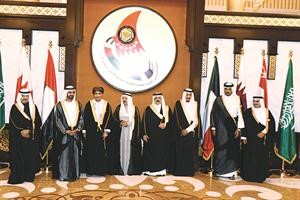 صاحب السمو الامير الشيخ صباح الاحمد وجلالة الملك حمد بن عيسى ال خليفة وصاحب السمو الملكي الامير سلمان بن عبدالعزيز وصاحب السمو الملكي الامير خليفة بن سلمان وصاحب السمو الملكي الامير سلمان بن حمد والشيخ تميم بن حمد ال ثاني والشيخ محمد بن راشد ال مكتوم وفهد بن محمود ال سعيد في اللقطة التذكارية