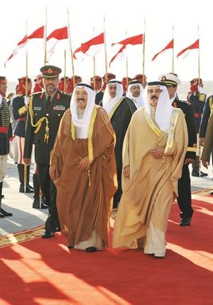 صاحب السمو الامير الشيخ صباح الاحمد لدى وصوله الى قاعة الصخير الجوية وفي استقباله صاحب الجلالة
الملك حمد بن عيسى ال خليفة
