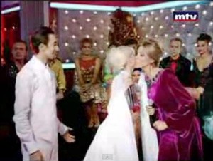 الفنانة نايا تجبر كارلا حداد على خلع حذائها 