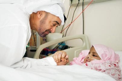 بالفيديو.. في بادرة إنسانية مؤثرة .. محمد بن زايد يزور الطفلة المريضة  بسرطان الدماغ