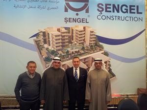 الضفيري واحمد شنغل وكبير مهندسي شركة شنغل الانشائية
