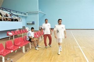 مدرب الفريق الزميل سمير بوسعد وعبدالعزيز جاسم وممدوح سريع يساندون فريق الانباء من دكة البدلاء متين غوزال