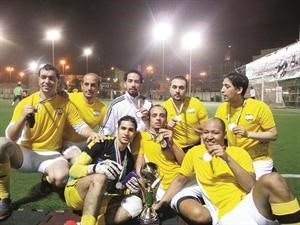 لاعبو فندق ومنتجع شاطئ النخيل يحتفلون بالكاس
