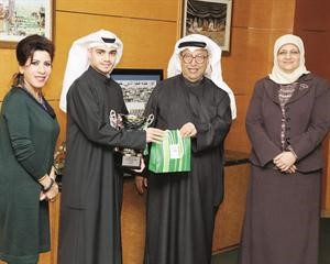علي الموسي مكرما الموظف محمد الرامزي
