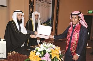 فريد عمادي مكرما احد المشاركين قاسم باشا
