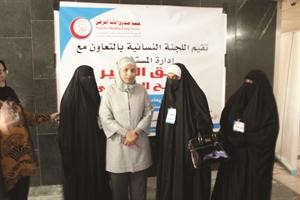 هند الذربان ومديرة مستشفى الولادة شيخة الهاجري تتفقدان طبق الخير
