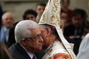 بطريرك القدس فؤاد طوال مصافحا الرئيس محمود عباس بعد قداس عيد الميلاد في بيت لحم 	اب﻿