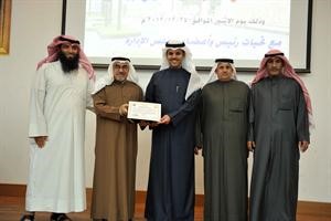 اسماعيل كرم يسلم شهادة الرئاسة الفخرية لابوشيبة