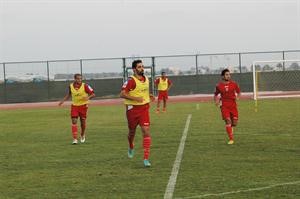 لاعبو الازرق خلال احدى الحصص التدريبية
