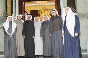 علي الراشد متوسطا رواد الديوان انور الكندري