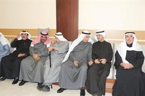 الشيخ مشعل الاحمد وعميد عائلة الفضالة عبدالله خليفة الفضالة وعلي الراشد ووالده فهد الراشد وصالح الفضالة خلال حفل الاستقبال
