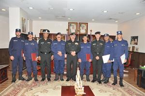 اللواءان محمود الدوسري وعبد الفتاح العلي والعميد عبداللطيف الوهيب يتوسطون المكرمين