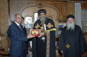 البابا تواضروس الثاني يهدي درعا لسفيرنا في القاهرة د رشيد الحمد ﻿
