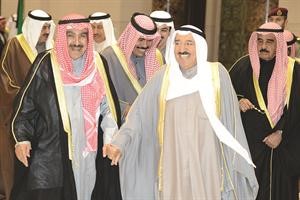 صاحب السمو الامير الشيخ صباح الاحمد لدى عودته الى البلاد وفي استقباله ولي العهد الشيخ نواف الاحمد
والشيخ مبارك العبدالله الاحمد والشيخ فيصل السعود﻿