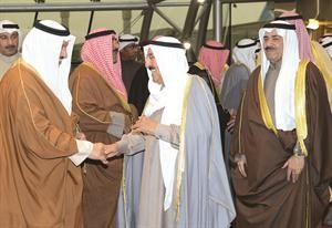 صاحب السمو الامير مصافحا سمو رئيس الوزراء الشيخ جابر المبارك ويبدو الشيخ مشعل الاحمد والشيخ احمد الحمود﻿