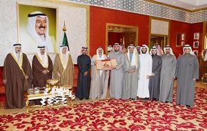صاحب السمو الامير يتسلم هدية تذكارية من الطلبة الدارسين في البحرين﻿