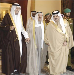 صاحب السمو وملك البحرين وولي العهد السعودي في ختام القمة