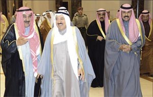 صاحب السمو الامير الشيخ صباح الاحمد لدى عودته الى ارض الوطن امس وفي استقباله سمو ولي العهد الشيخ نواف الاحمد والشيخ مبارك العبدالله والشيخ فيصل السعود وكبار الشيوخ ورجالات الدولة