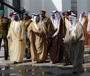 صاحب السمو الامير الشيخ صباح الاحمد وعاهل البحرين الملك حمد بن عيسى ال خليفة وصاحب السمو الملكي الامير سلمان بن عبدالعزيز والشيخ محمد بن راشد ال مكتوم وفهد بن محمود ال سعيد قبيل الجلسة الختامية﻿