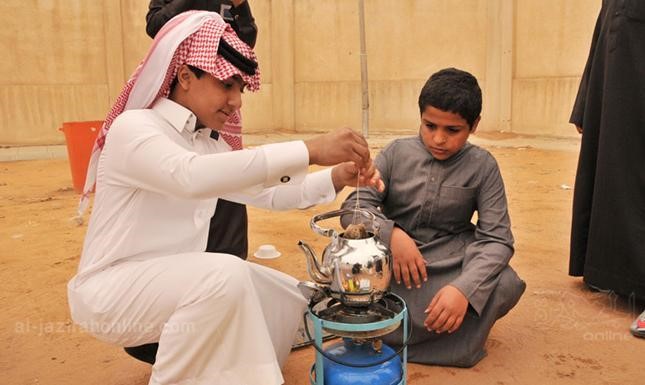 كندية تلبي دعوة أحد طلابها السعوديين وتحضر زفافه في السعودية.. و خيمة لتعليم الطلاب "علوم المرجلة"