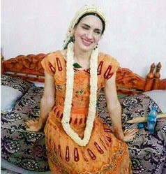 كندية تلبي دعوة أحد طلابها السعوديين وتحضر زفافه في السعودية.. و خيمة لتعليم الطلاب "علوم المرجلة"