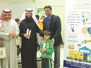 وتكريم لاحد الطلبة المشاركين﻿