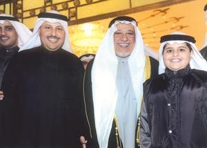 الشيخ علي الجراح متوسطا طلال الجلال ونجله سعد الجلال﻿